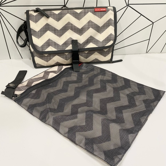 Skip Hop Chevron Diaper Clutch and Changing Station with Wet Dry Bag - Picture 8 of 10